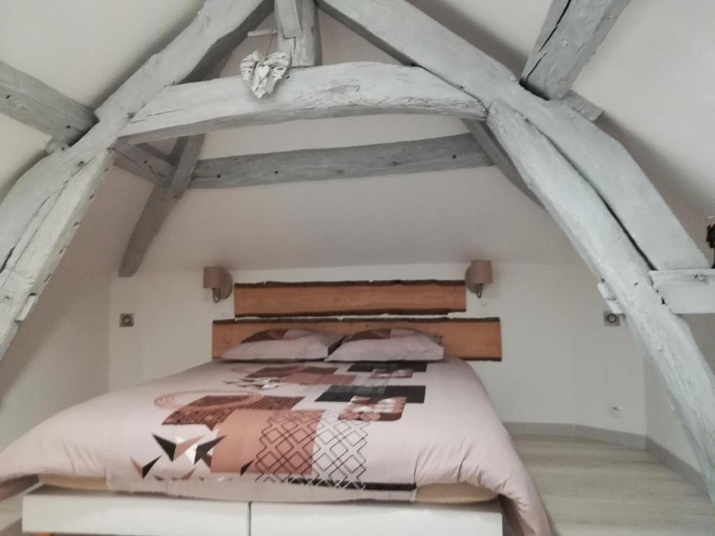 una camera da letto con letto in mansarda di Chez Flo a Ry