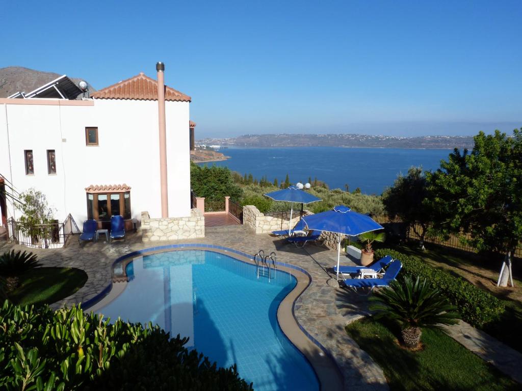 a villa with a swimming pool and a view of the ocean at Villa Amalia in Megála Khoráfia