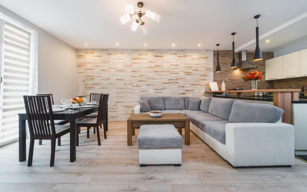 Posedenie v ubytovaní Deluxe Apartments Kraków Brzozowa by Noclegi Renters