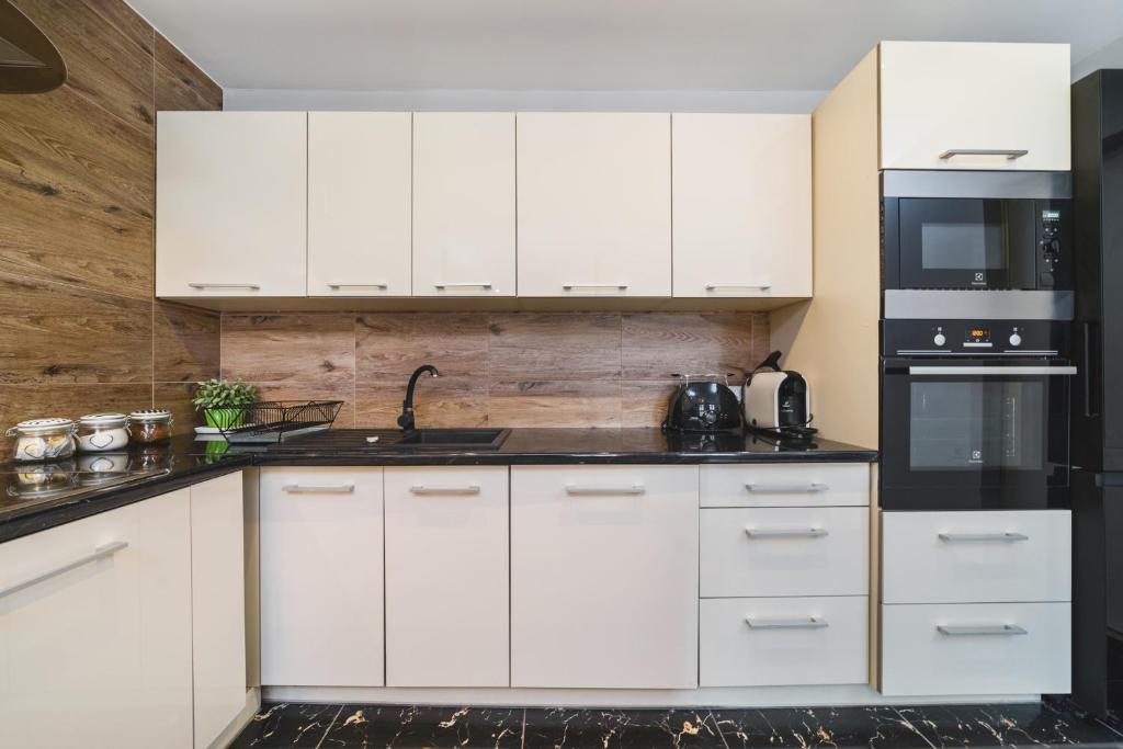 Kuchyňa alebo kuchynka v ubytovaní Deluxe Apartments Kraków Brzozowa by Noclegi Renters