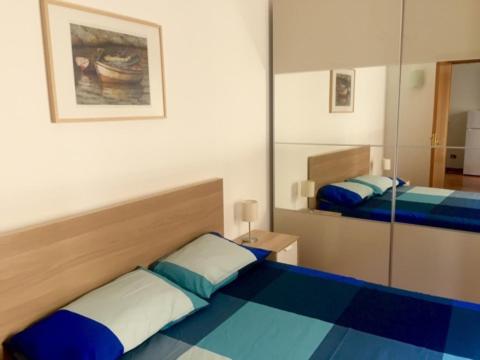 um quarto com duas camas e um espelho em Casa Mariù em Palermo