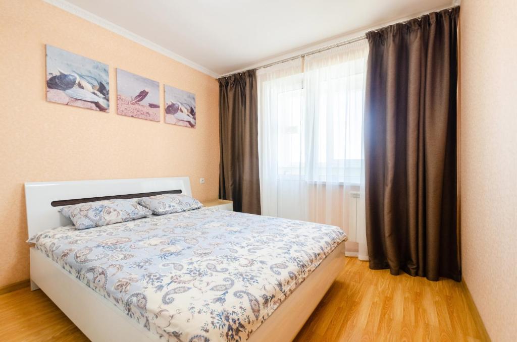 Säng eller sängar i ett rum på ARTAL Apartment on Obolonskaya Square 3