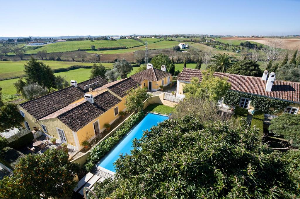 een luchtzicht op een huis met een zwembad bij Quinta Da Cabrita in Santarém