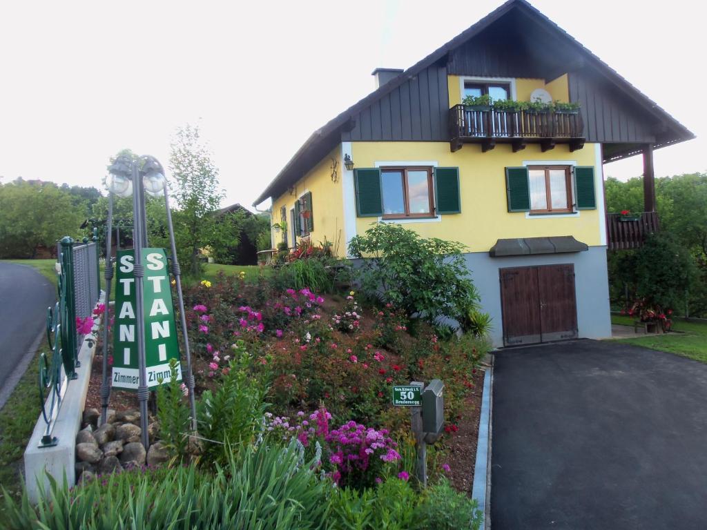 una casa con un cartel delante de ella en Obstbau und Gästezimmer Stani, en Kitzeck im Sausal