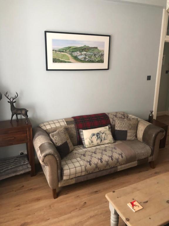 a living room with a couch and a table at The Abbeyhill Bonnie Thistle in Edinburgh