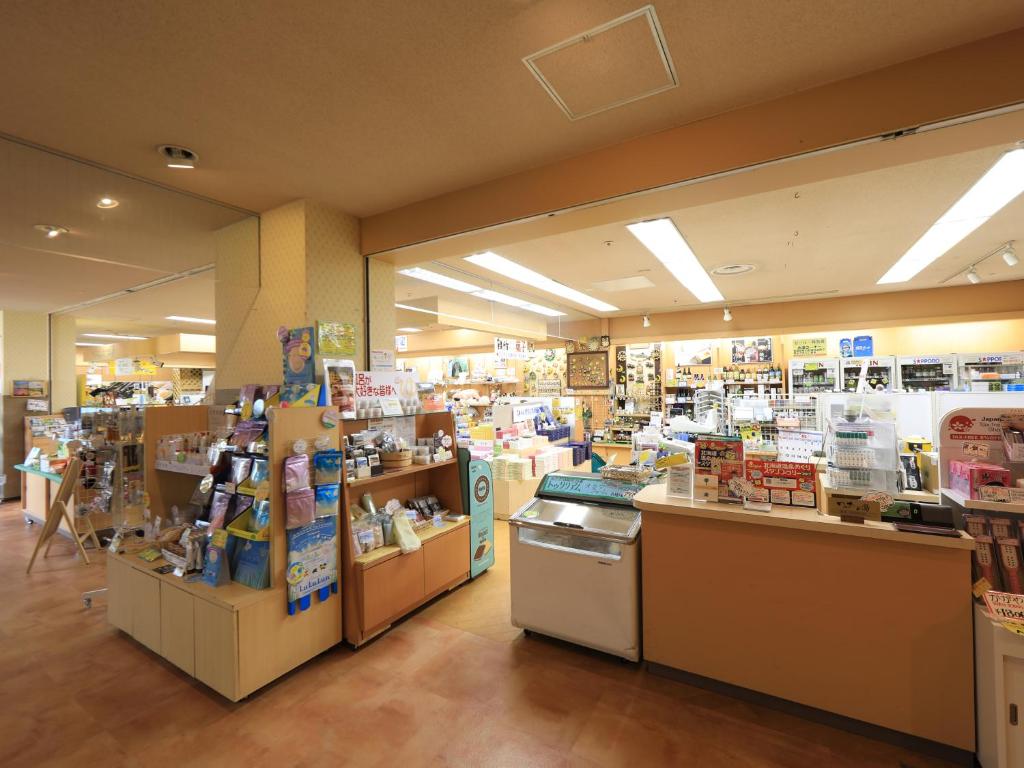 旅館の敷地内または近くにあるスーパーまたはその他のお店