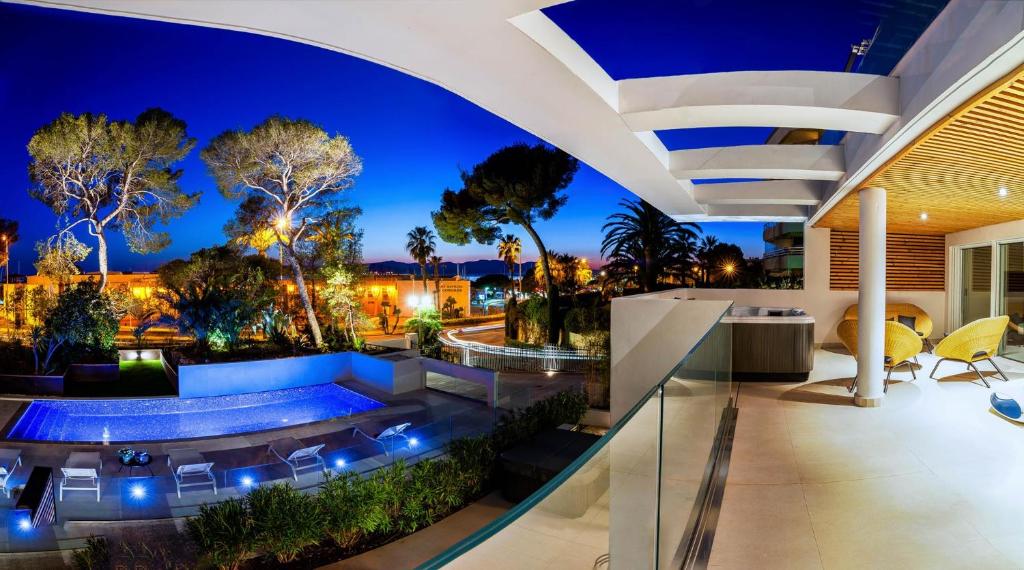 a house with a swimming pool at night at Villa Catleya Appart Hôtel in Saint-Raphaël