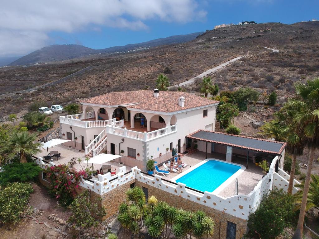 una vista aérea de una casa con piscina en CASANTILVIA heated pool paradise en Adeje