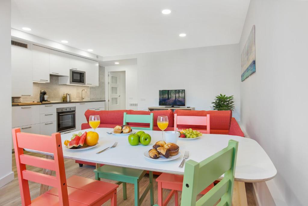 una mesa blanca con fruta en la cocina en Stay U-nique Apartments Fabra i Puig, en Barcelona