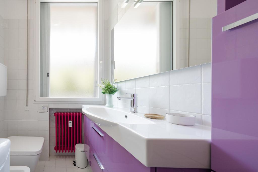 A bathroom at Sant'Orsola Colorful Huge Apartment