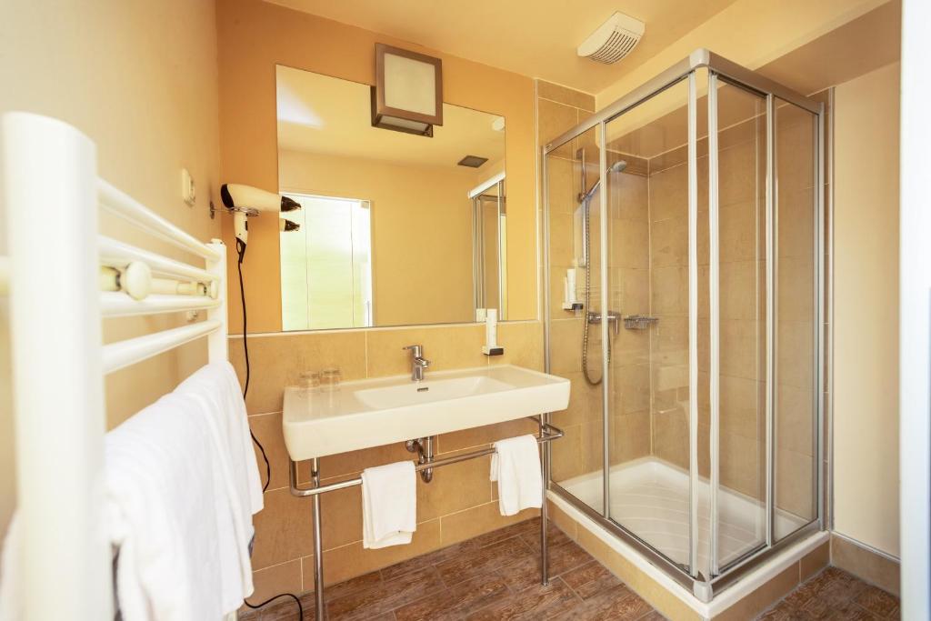 Bathroom sa Hotel-Restaurant Allmer