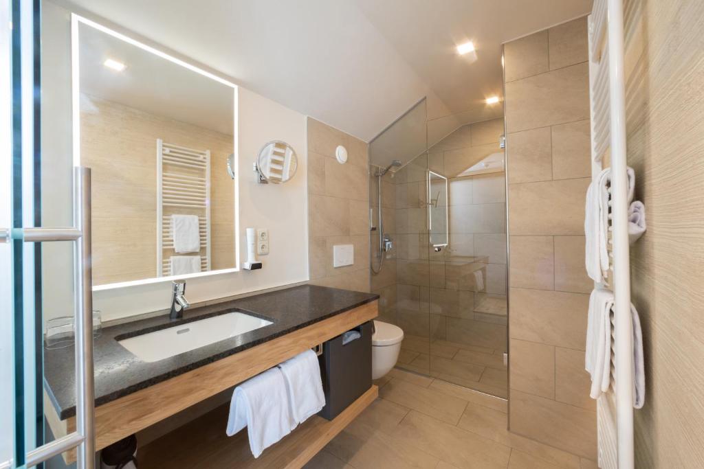 Bathroom sa Hotel-Restaurant Allmer