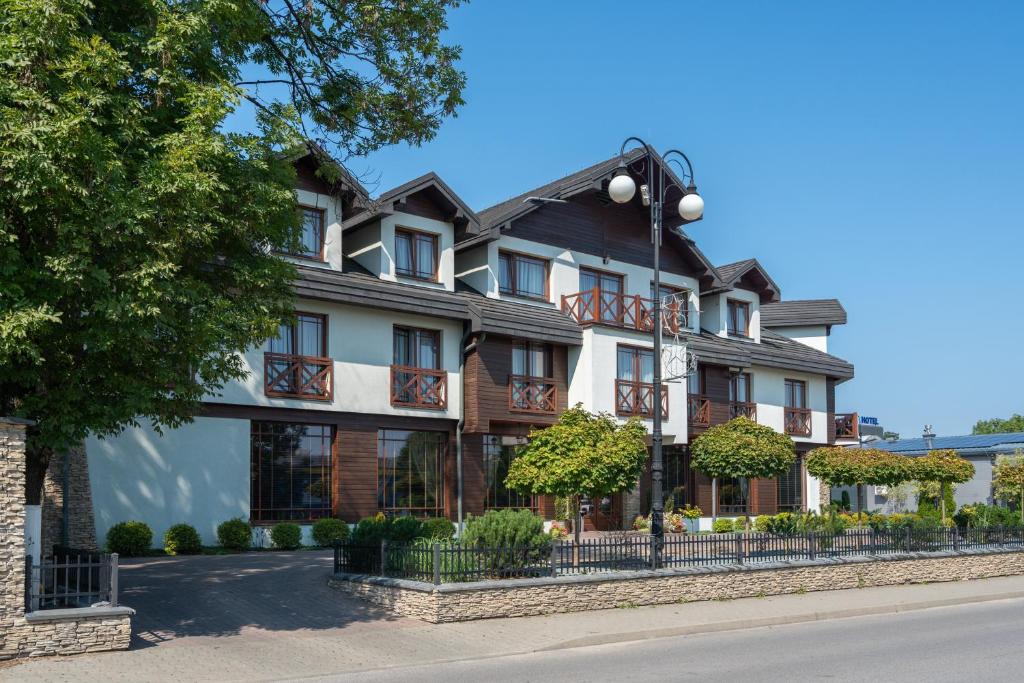 een weergave van de herberg op de heuvel bij Hotel Badura in Wadowice