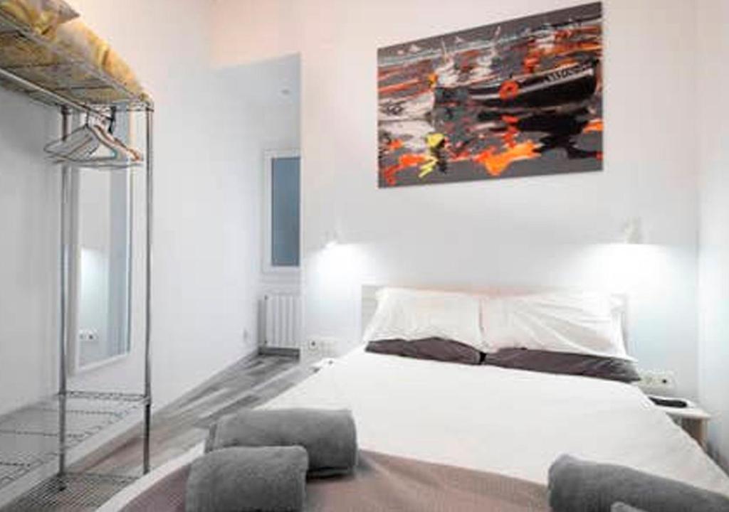 A bed or beds in a room at San Sebastián VERY NICE apartment 100m from La Kontxa Beach