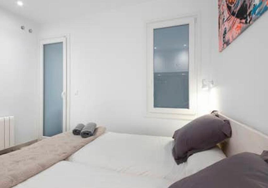 A bed or beds in a room at San Sebastián VERY NICE apartment 100m from La Kontxa Beach