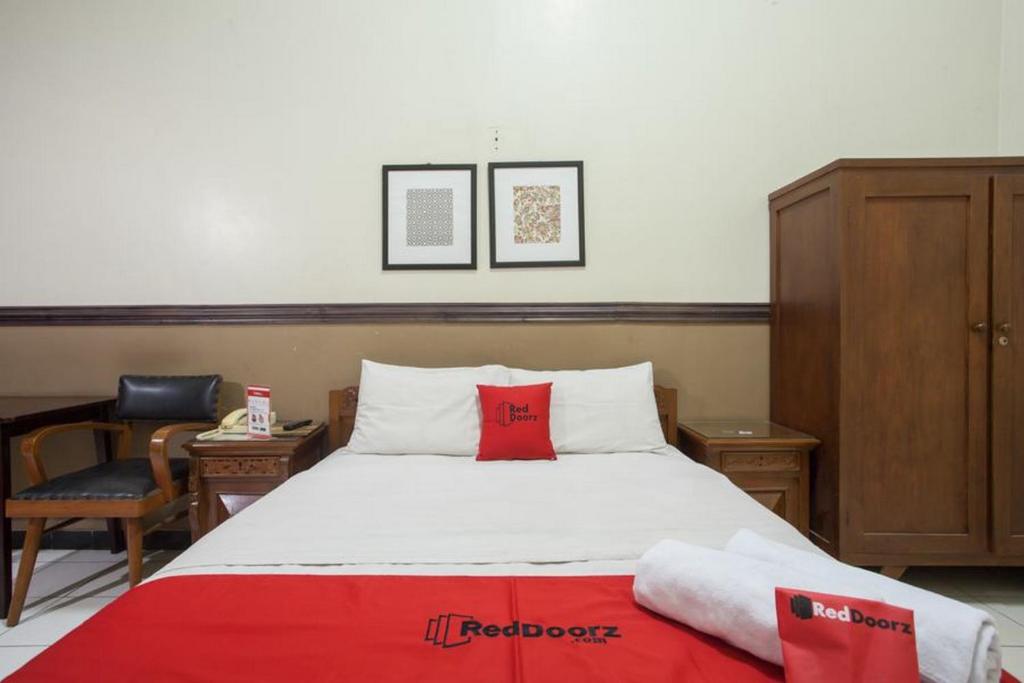 Postel nebo postele na pokoji v ubytování RedDoorz @ Urip Sumoharjo