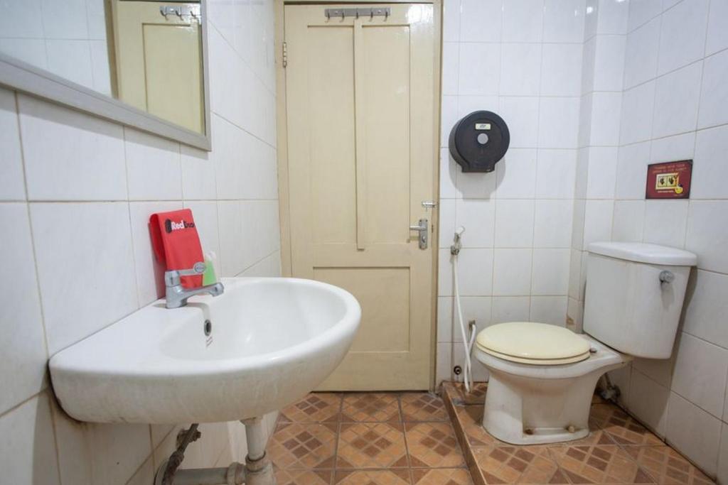 Koupelna v ubytování RedDoorz @ Urip Sumoharjo