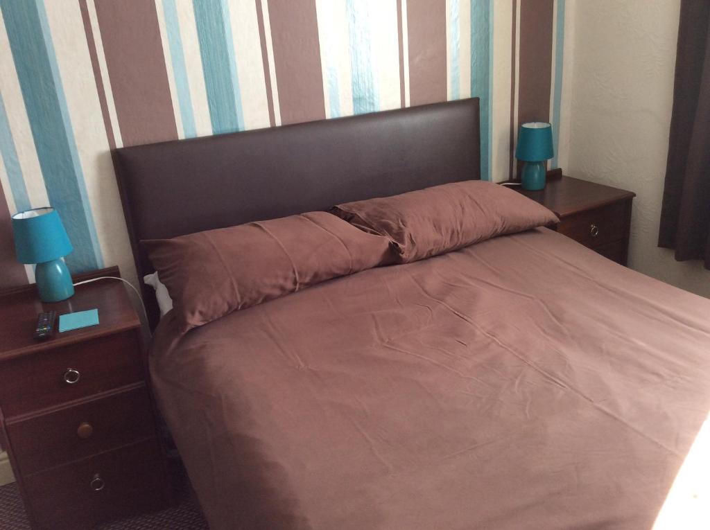 Ein Bett oder Betten in einem Zimmer der Unterkunft Lynton Hotel