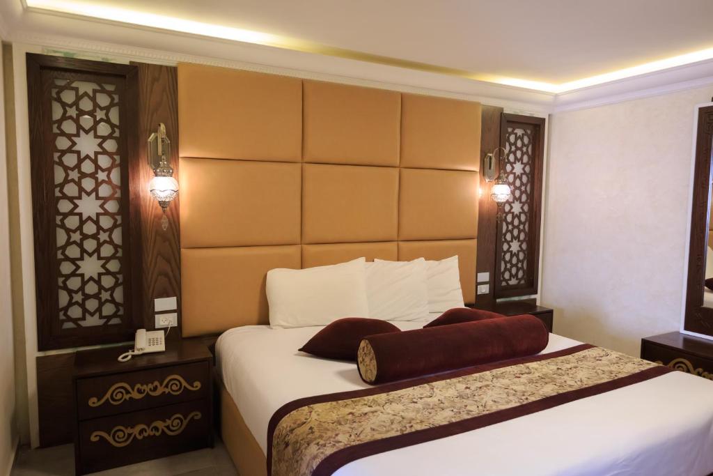 Postel nebo postele na pokoji v ubytování Hashimi Hotel