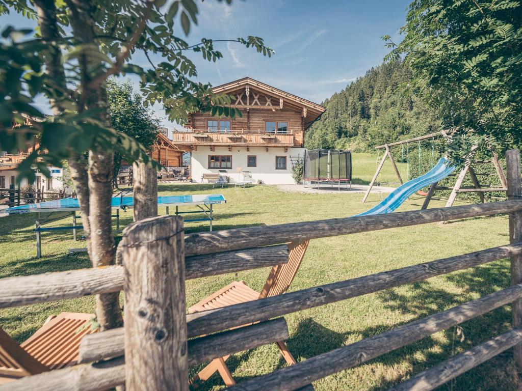 Bazén v ubytovaní Feriendorf Joggler - Chalets nahe der Gondel alebo v jeho blízkosti