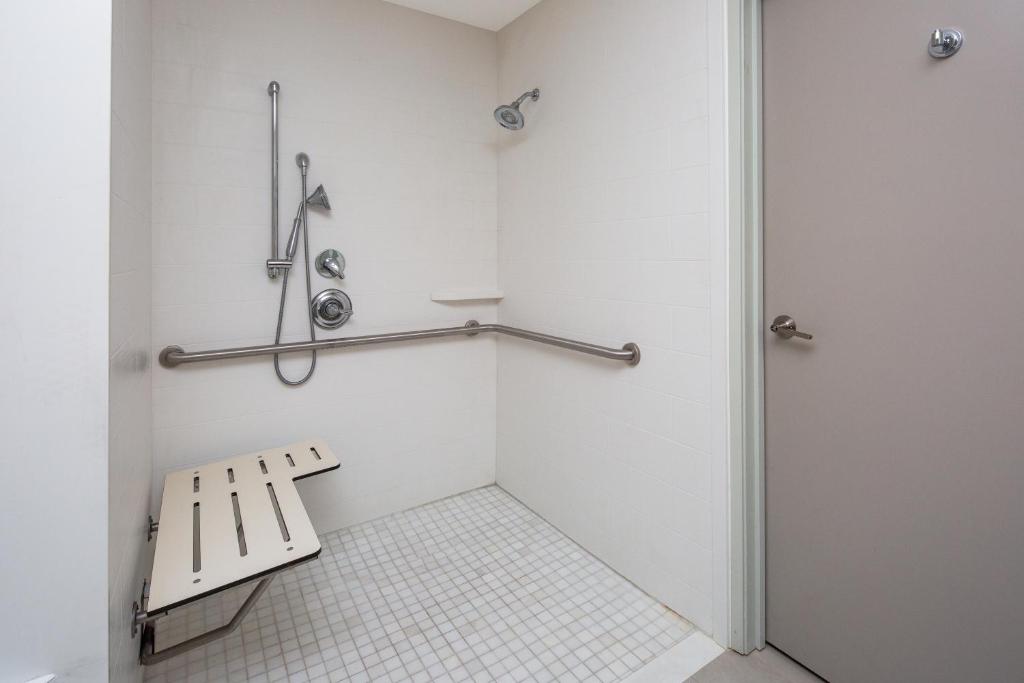 Holiday Inn Express San Diego Airport-Old Town, an IHG Hotel - Deluxe Suite Mit Roll -In -Dusche - Hören Zugänglich