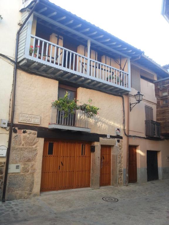 un edificio con balcón y 2 puertas de garaje en Casa Angel, en Sequeros
