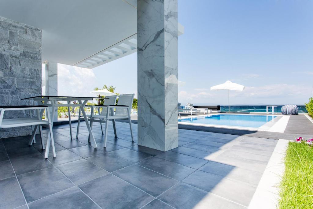 Bazén v ubytovaní Crystal villas & suites alebo v jeho blízkosti