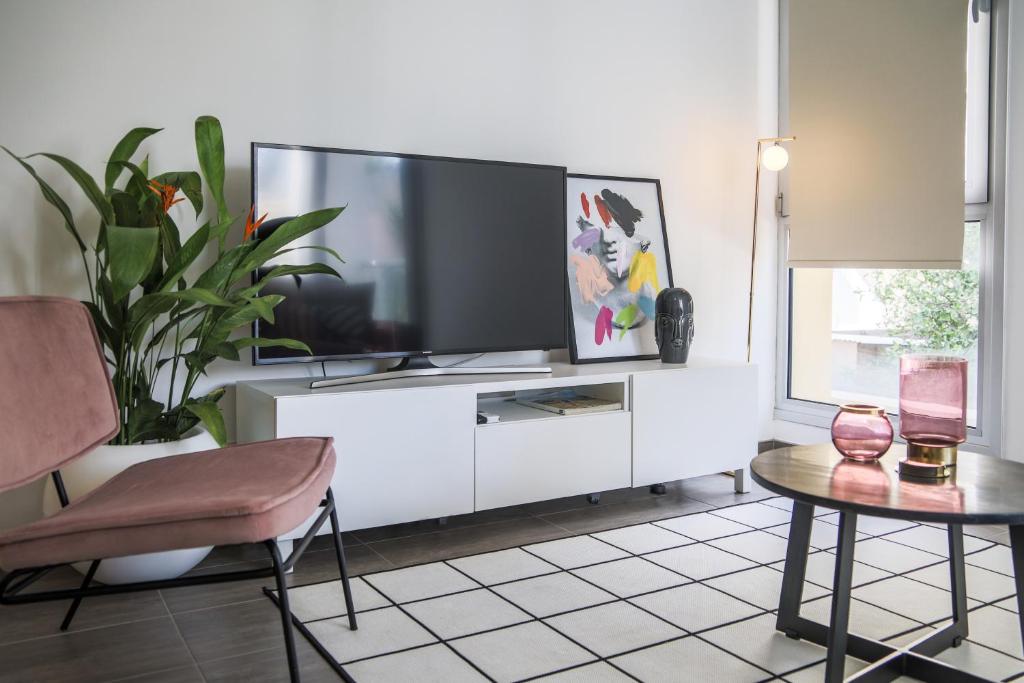 En TV eller et underholdningssystem på Phaedrus Living City Centre Luxury Flat Anemone 103