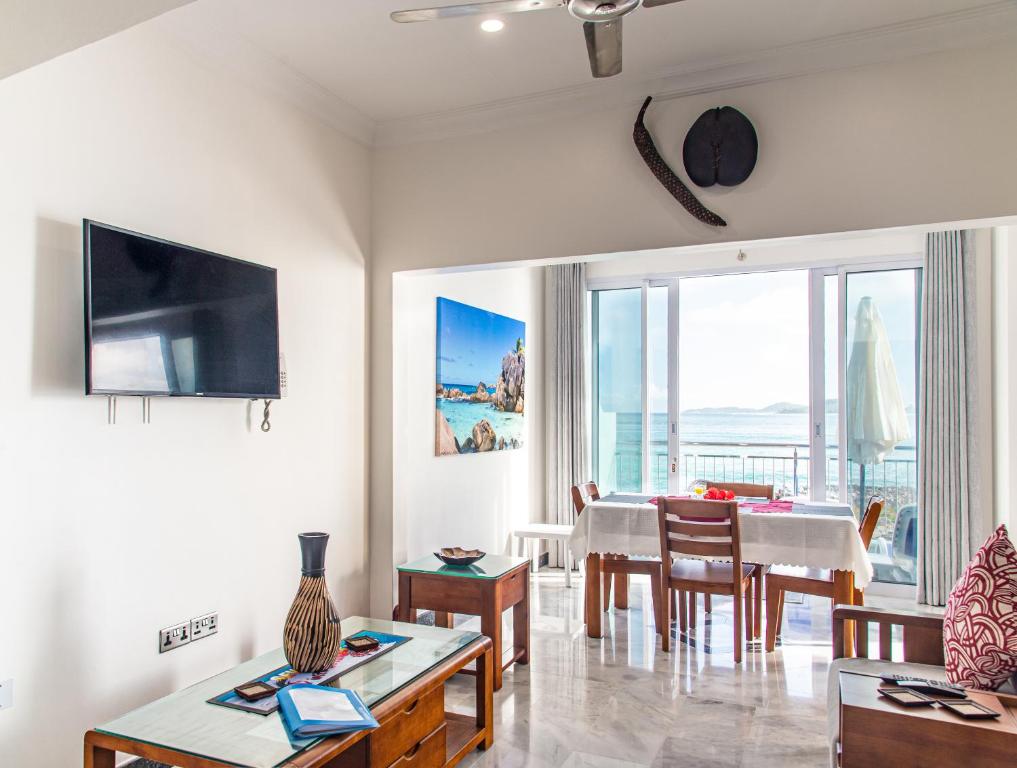 TV a/nebo společenská místnost v ubytování Treasure Island Retreat