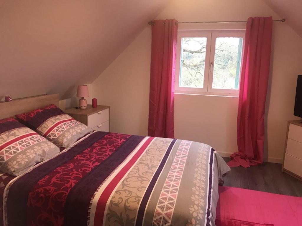una camera da letto con un letto e una finestra di ker corre a Étables