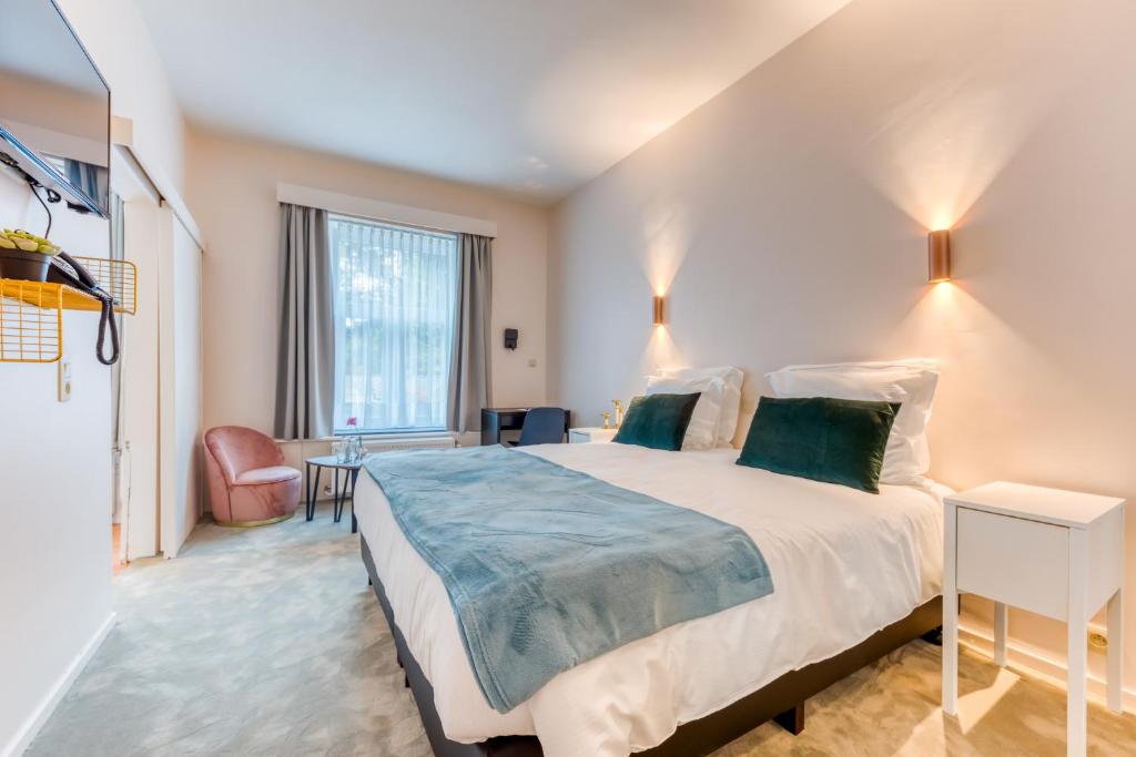 Postel nebo postele na pokoji v ubytování Hôtel Imperi'Ale