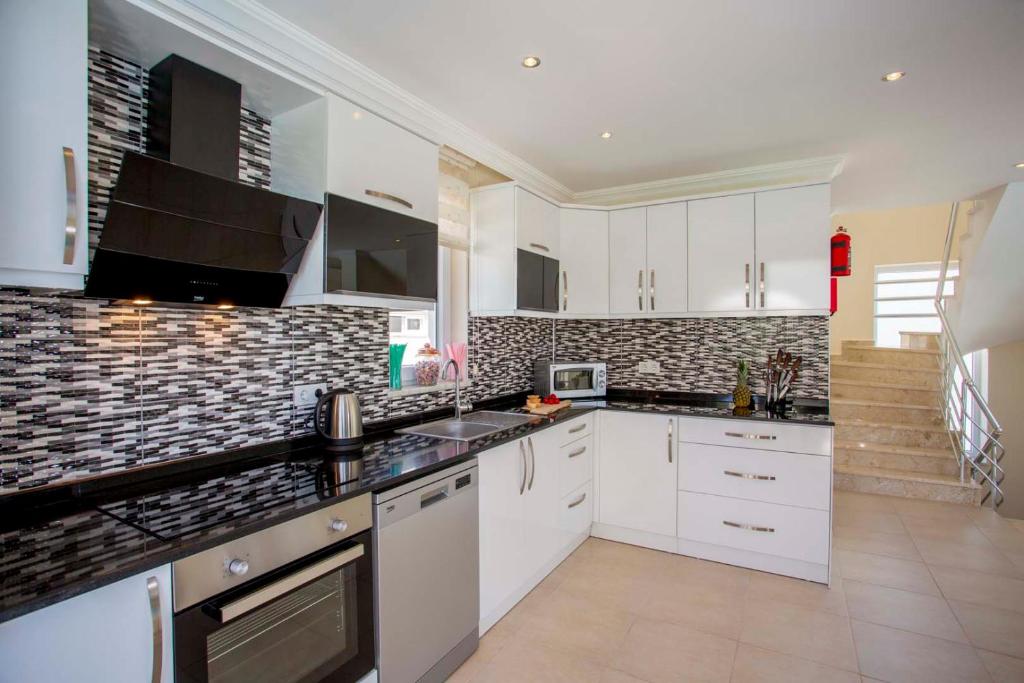 Kuchyň nebo kuchyňský kout v ubytování ORKA RESIDENCE VILLA 3