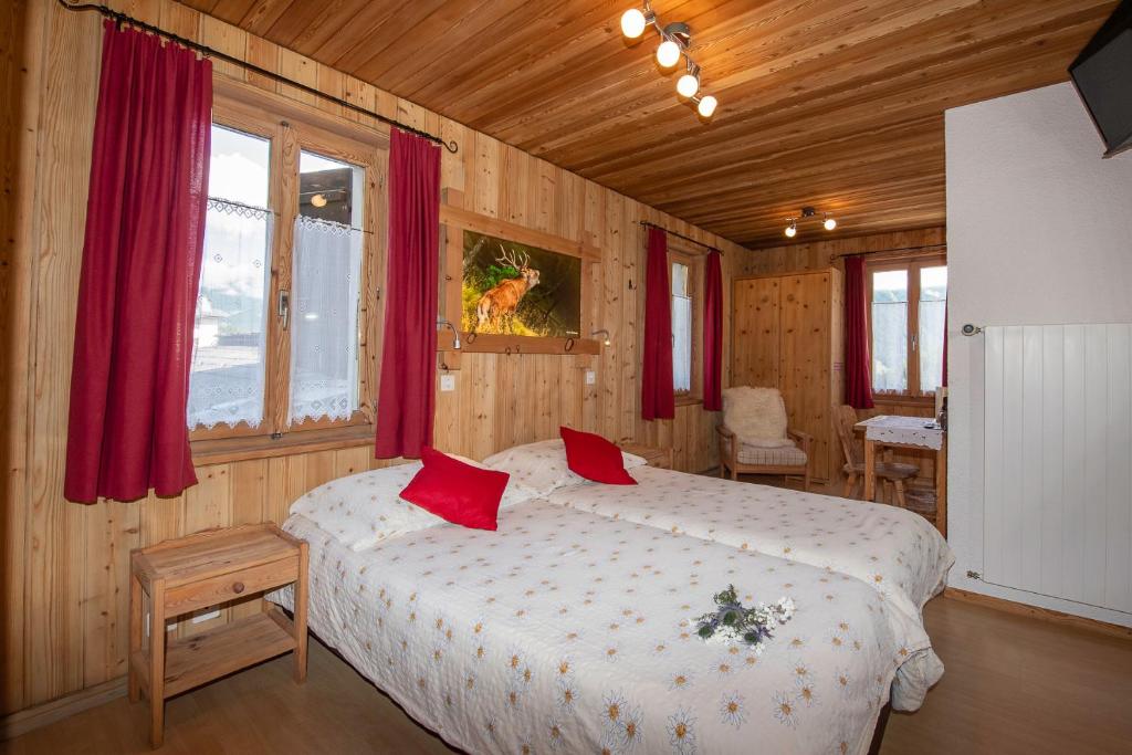 Postel nebo postele na pokoji v ubytování Hotel de Moiry Supérieur