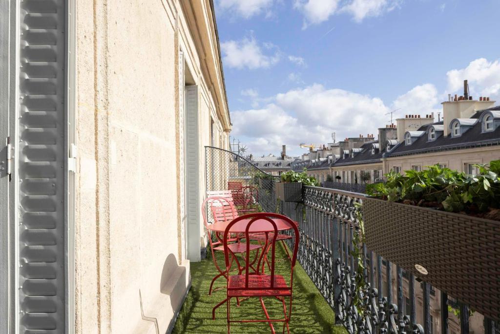 Bradford Elysées – Astotel view