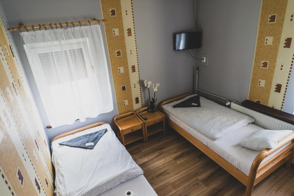 Łóżko lub łóżka w pokoju w obiekcie Zajazd Pod Lipami