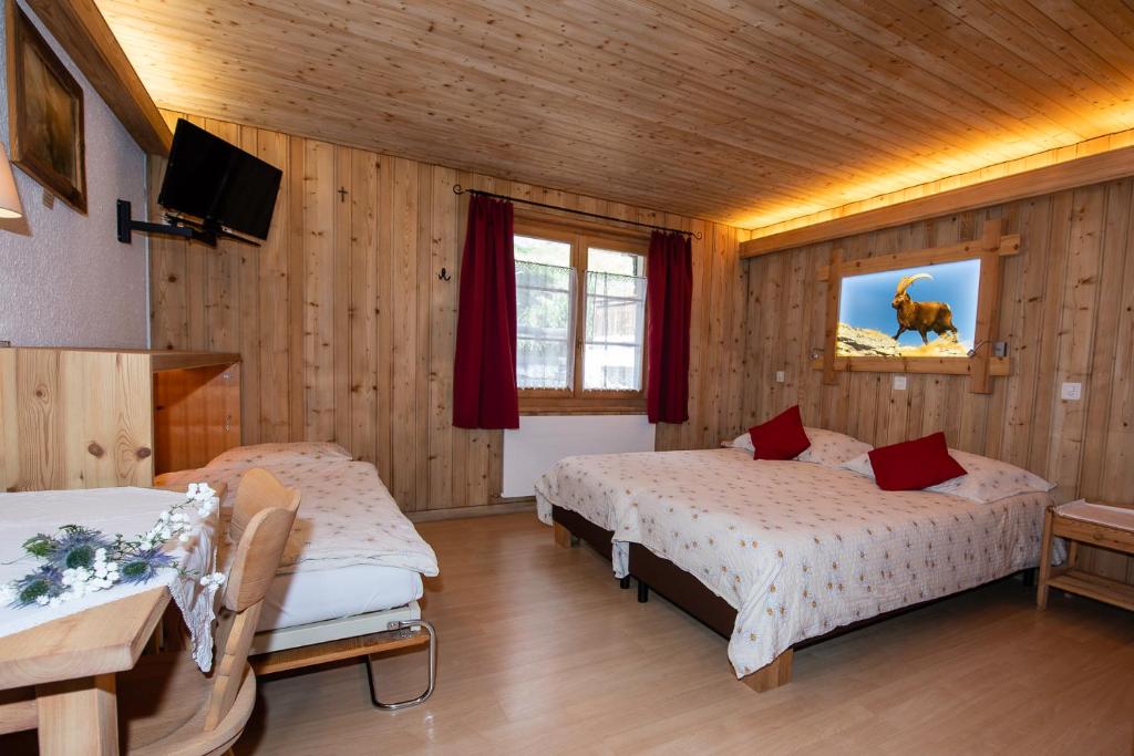Postel nebo postele na pokoji v ubytování Hotel de Moiry Supérieur
