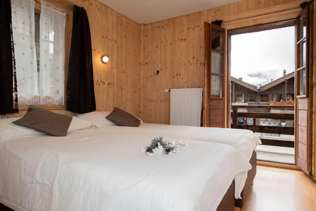 Postel nebo postele na pokoji v ubytování Hotel de Moiry Supérieur