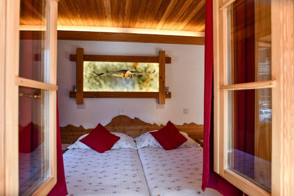 Postel nebo postele na pokoji v ubytování Hotel de Moiry Supérieur