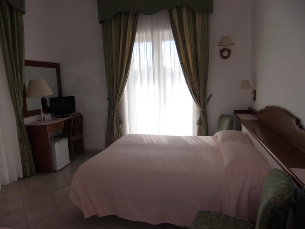 Postel nebo postele na pokoji v ubytování Hotel Biancamaria