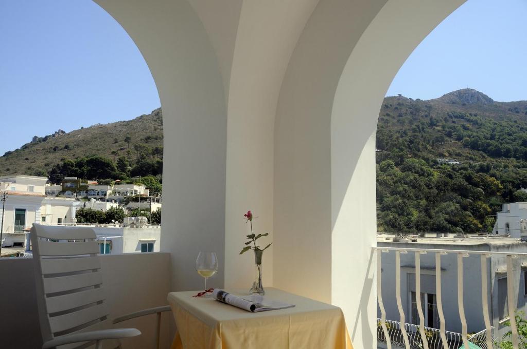 Nespecifikovaný výhled na hory nebo výhled na hory při pohledu z hotelu