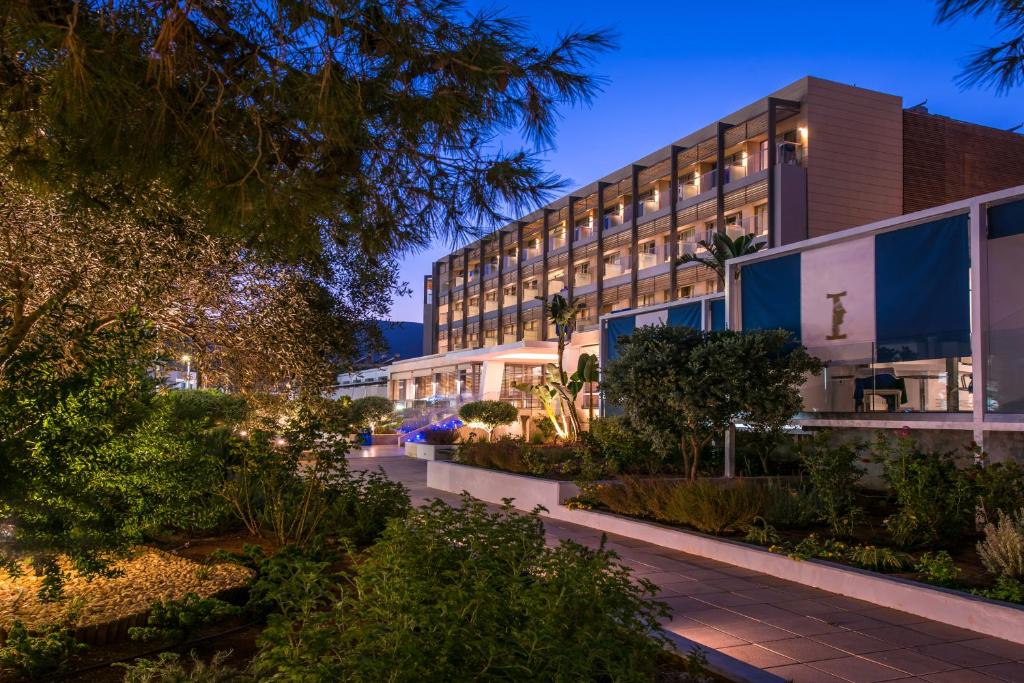 Ein Garten an der Unterkunft I Resort Beach Hotel & Spa