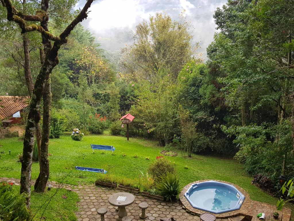 ogród z basenem w trawie w obiekcie POUSADA NICO ON THE HILL w mieście Monte Verde