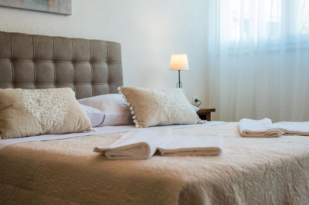 un letto con due asciugamani sopra di Maha Place a Dubrovnik