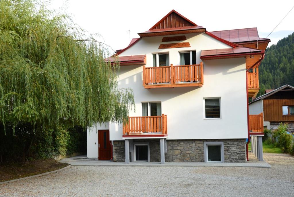 a house with a balcony and a tree at Przystań Park Dolny in Szczawnica