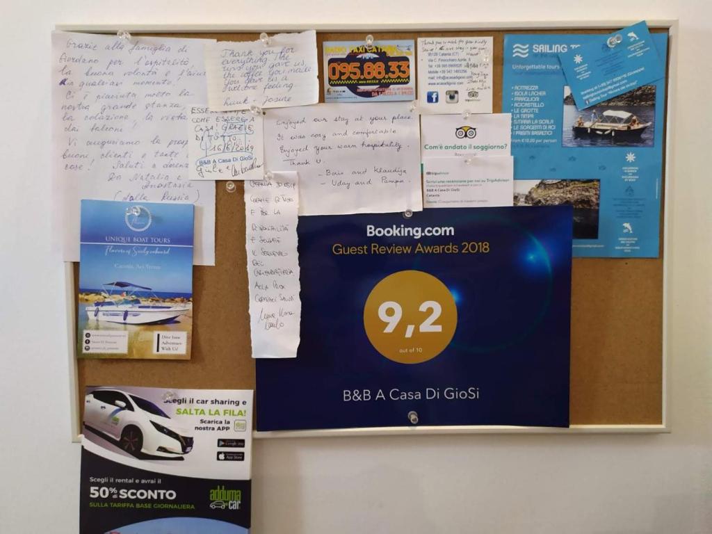 um quadro de avisos com uma classe de carro clube em B&B A Casa Di GioSi em Catânia