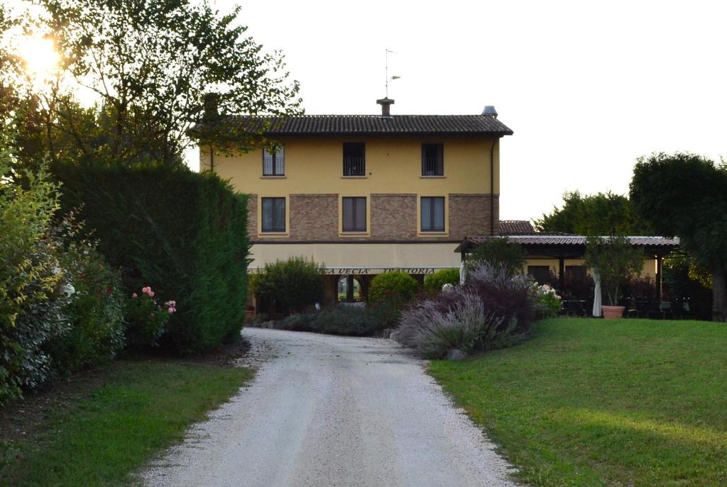 una strada sterrata che conduce a una grande casa di B&B La Ca Vecia a Soragna