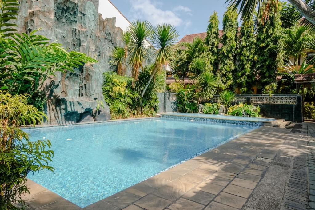 Bazén v ubytování Hotel Mahkota Plengkung by ecommerceloka nebo v jeho okolí