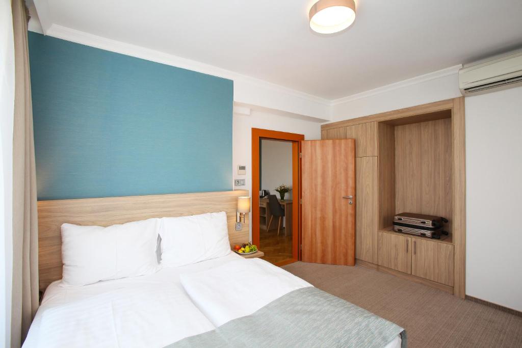 Postel nebo postele na pokoji v ubytování Medos Hotel