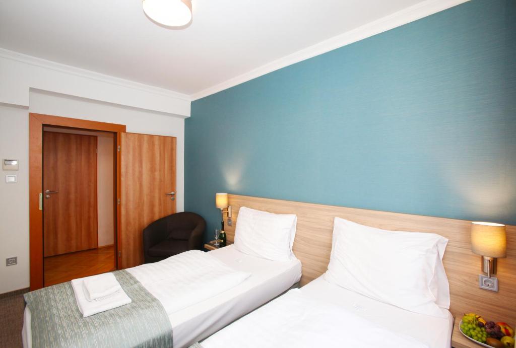 Postel nebo postele na pokoji v ubytování Medos Hotel