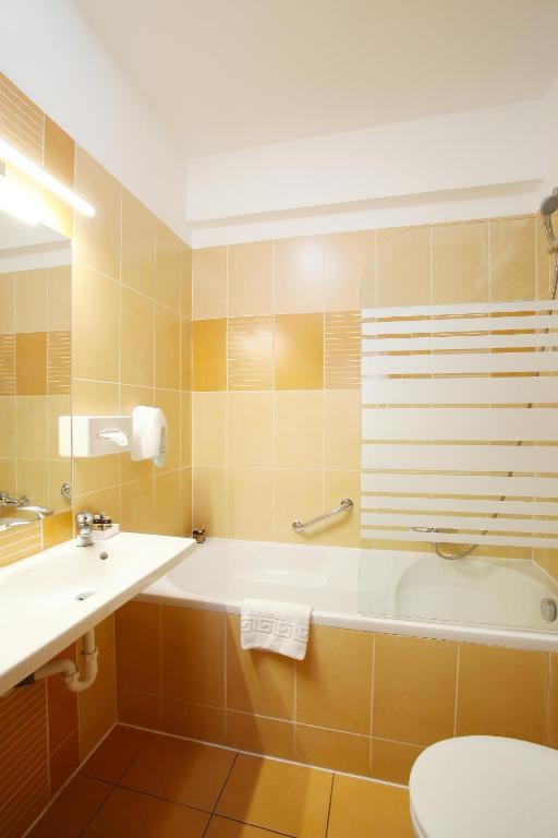 Koupelna v ubytování Medos Hotel
